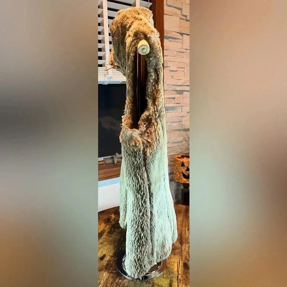 Old Navy | ladies reversible, faux fur/utility style vest. Size: M - Picture 10 of 16